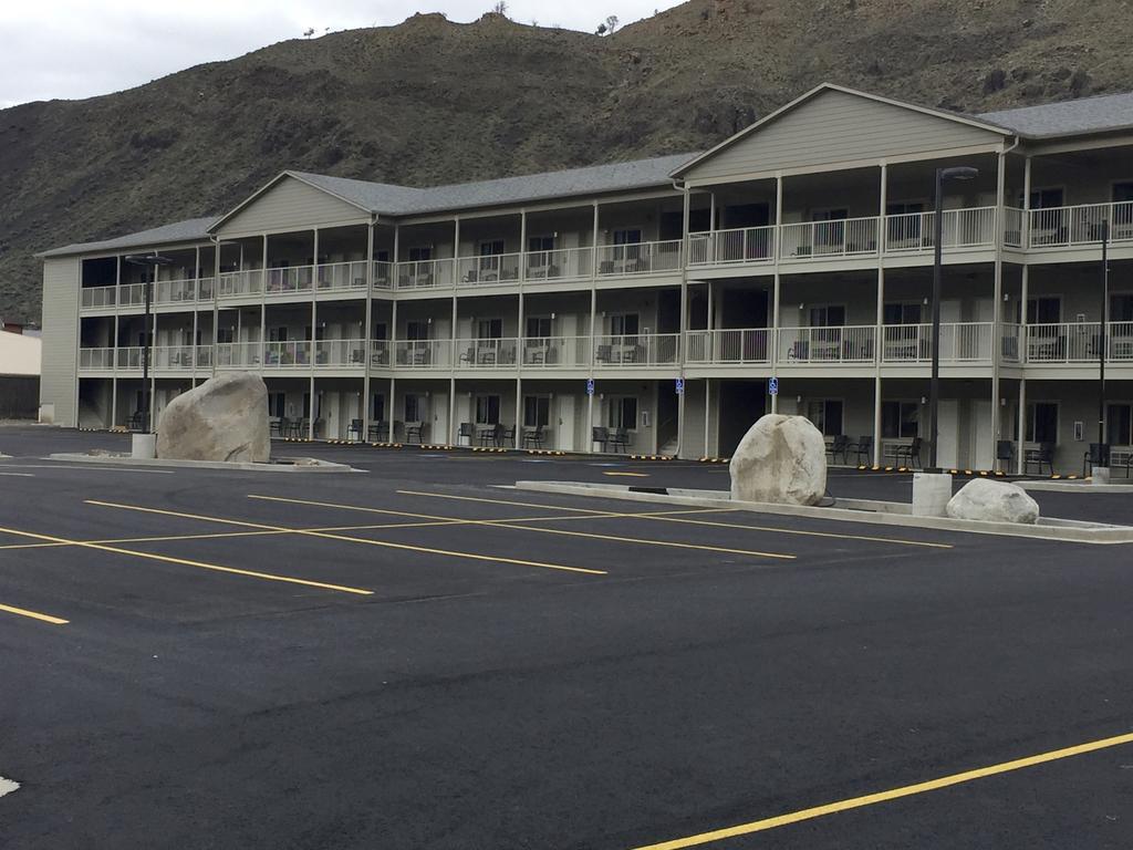 גרדינר Yellowstone Big Rock Inn מראה חיצוני תמונה
